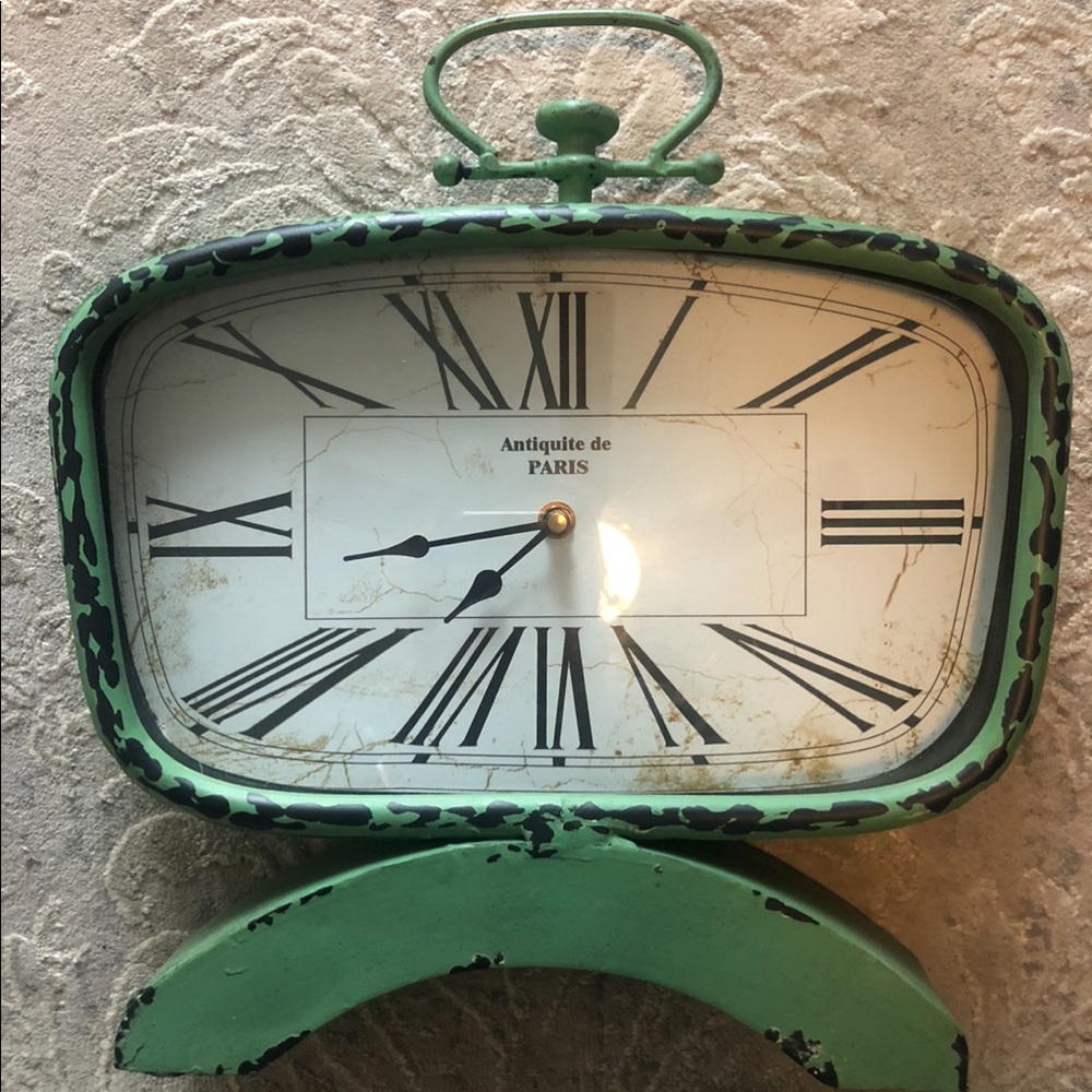 Green decorative clock